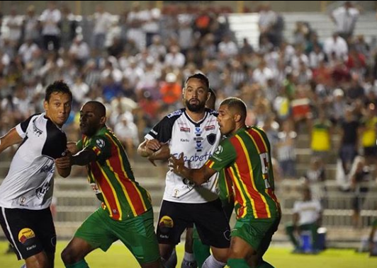 A torcida do Belo mais uma vez deu show e empurrou o time em mais uma vitória dentro dos nossos domínios. (Foto @cavalcanti.paulo / @botafogopb)