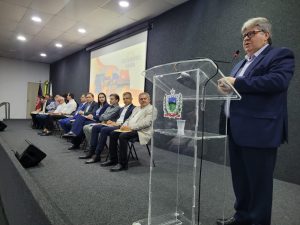 Foto mostra um evento do Governo do Estado da Paraíba sobre o Atlas de Energia Solar com o governador João Azevêdo em primeiro plano e demais integrantes da gestão ao fundo.