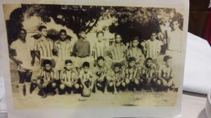 Foto histórica do PIOX ! Quando foi Titular " Ponteiro Direita do " GUARÁ" Infanto Juvenil! COLÉGIO PIO X ! Treinando: COCA -COLA( Abelardo ) um dos maiores jogadores da PB e do Nordeste na Época.(Foto: Arquivo pessoal)