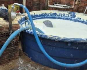 Tanque com substância branca usado em fábrica clandestina de manteiga