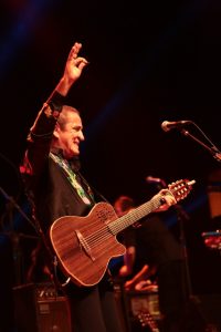 Z&eacute; Ramalho durante apresenta&ccedil;&atilde;o ao vivo em teatro