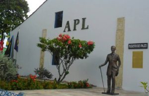 Est&aacute;tua e fachada da APL com destaque para for&ccedil;a cultural APL