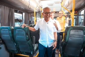 Cícero Lucena visita interior de novos ônibus João Pessoa