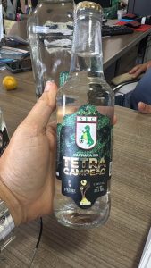 Garrafa da Cacha&ccedil;a do Padre com r&oacute;tulo do tetracampeonato do Sousa