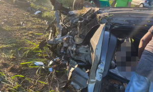 Carro destruído após capotamento às margens da BR‑324