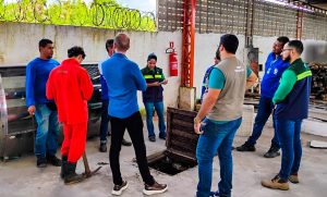 Fiscais da Sudema e técnicos municipais durante vistoria em abatedouro interditado em João Pessoa.