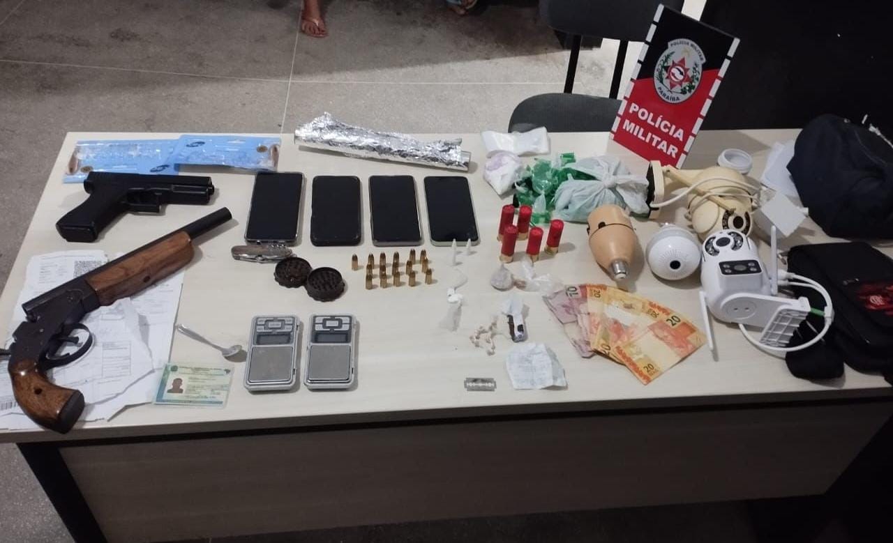 Arma, entorpecentes e munição estão entre os materiais apreendidos pela PM (Imagem: PMPB)
