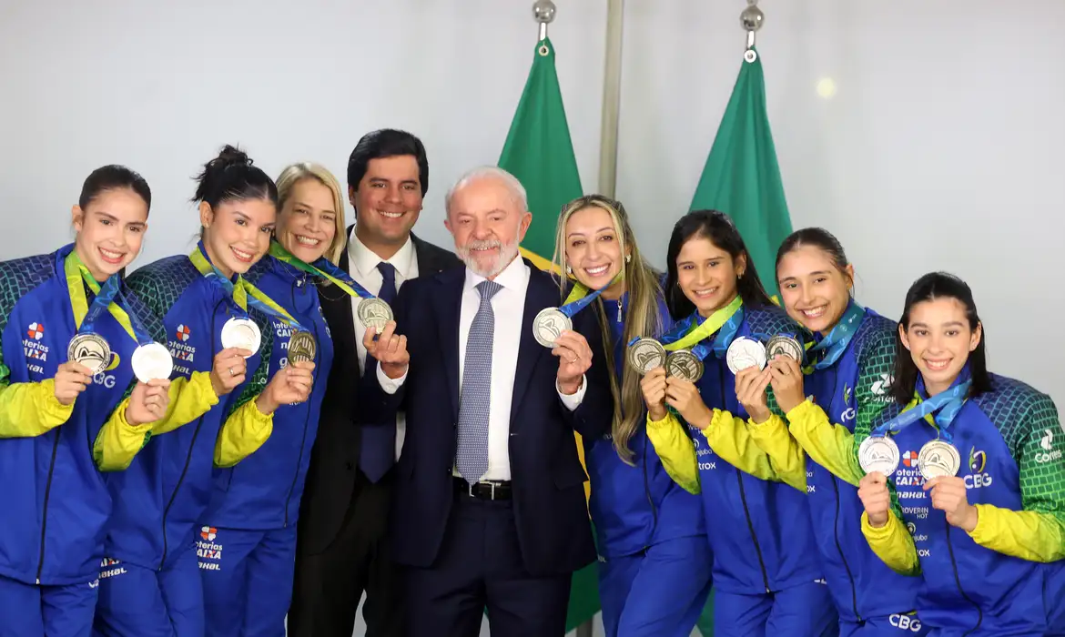 Lula ao lado de atletas de ginástica