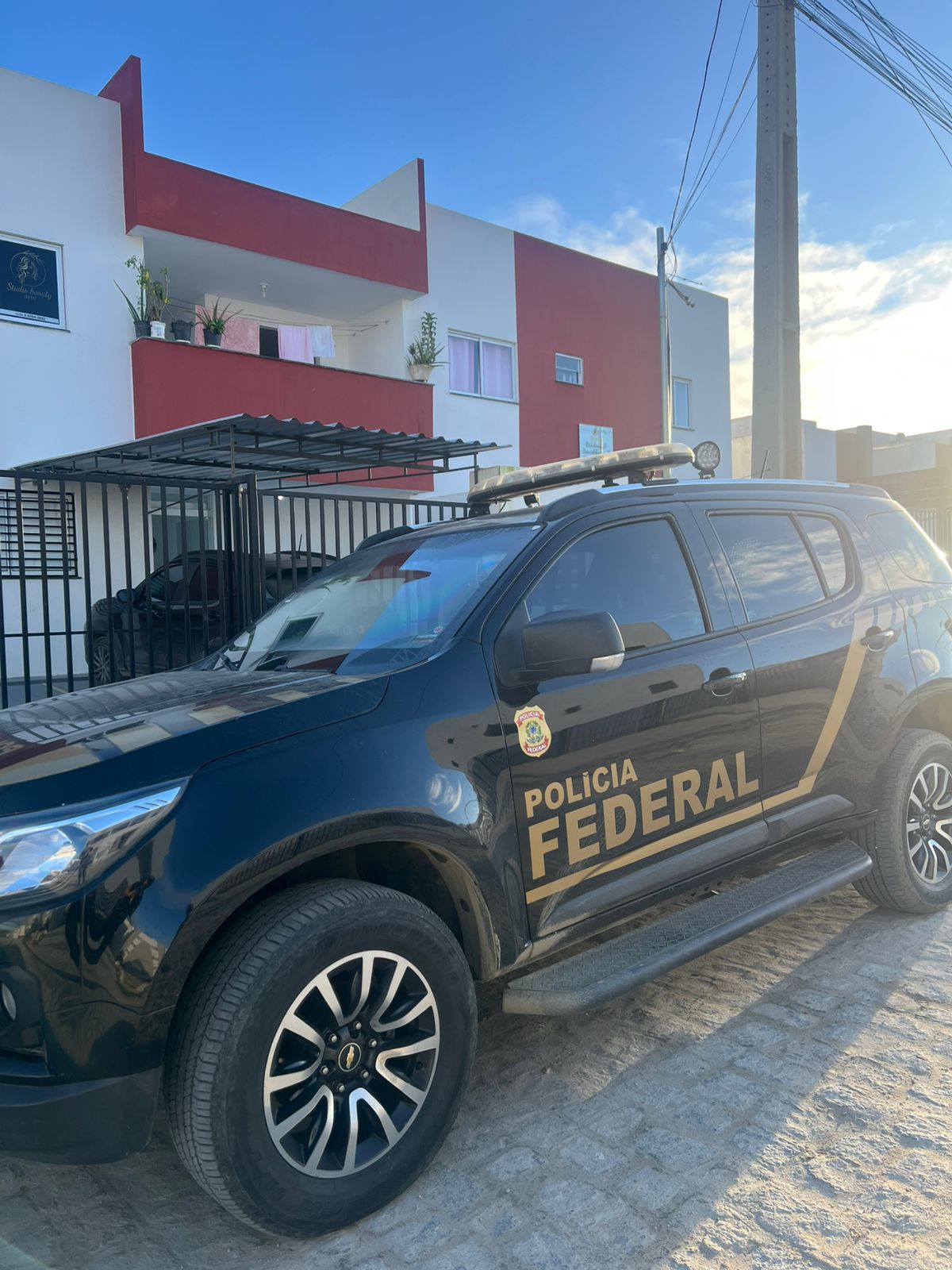 Viatura da Polícia Federal durante Operação Cher Ami