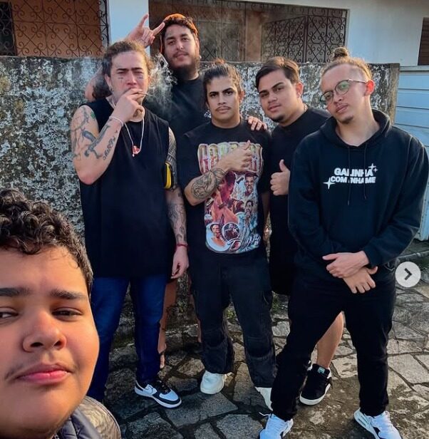 Whindersson Nunes posa ao lado de influenciadores durante visita ao bairro do Grotão, em João Pessoa