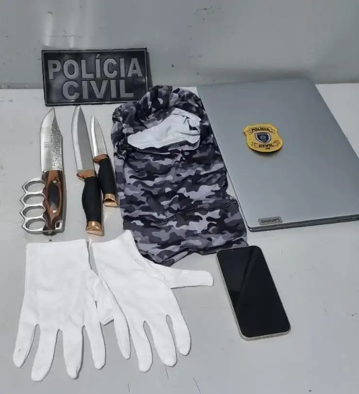 Materiais apreendidos de jovem que planejava ataque em escola em Mamanguape