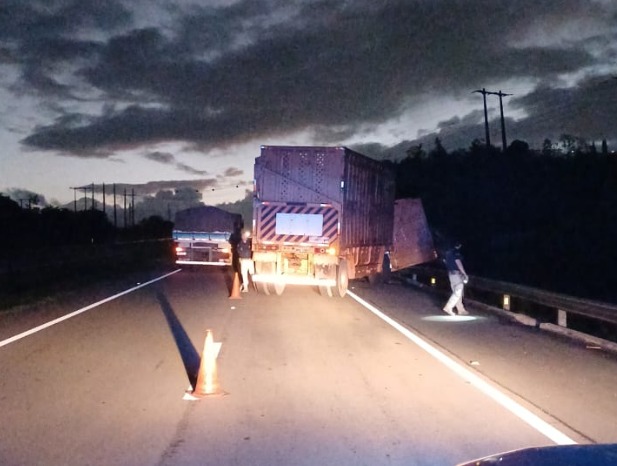 Caminhão carregado de cana tomba na BR-230 em Santa Rita