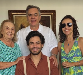 Lucas veloso ao lado de familiares do ex-governador Ronaldo Cunha Lima - Foto: Reprodução/Redes Sociais