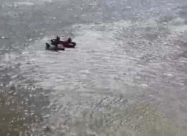 Pescadores resgatados na praia do Cabo Branco - Foto: Reprodução/GTA da Polícia Militar da Paraíba