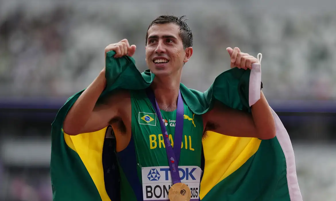 ©Caio Bonfim comemora a medalha de ouro após se tornar campeão mundial dos 20 km da marcha atlética, em uma conquista histórica para o atletismo brasileiro.(Foto: REUTERS/Aleksandra Szmigiel)