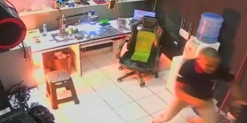 Momento em que o celular entra em combustão dentro da loja de assistência técnica em Itaporanga. (Foto: Internet)