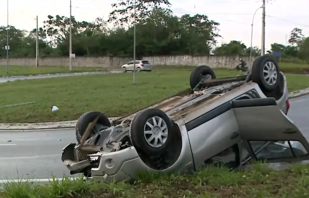 carro capota após colisão na Perimetral Sul