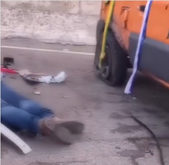 Acidente no viaduto de Oitizeiro, na manhã deste domingo (21), deixou o motorista em estado grave. Pneus estouraram e causaram o capotamento. (Foto: Reprodução redes sociais)