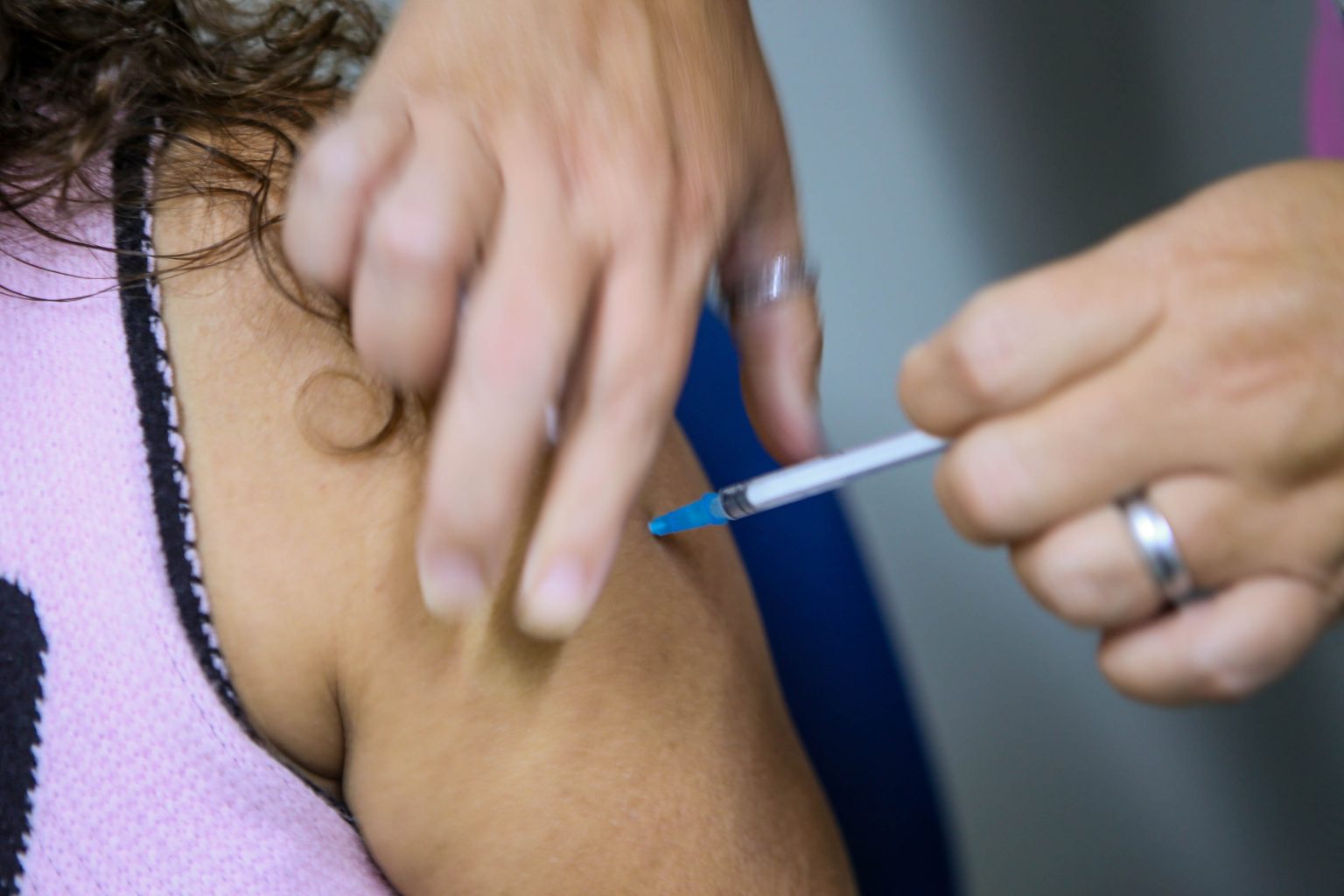 Com a proximidade do inverno, a Prefeitura de João Pessoa reforça a campanha de vacinação contra a Covid-19 e a Influenza, incentivando a população a se proteger e evitar o aumento de casos nas estações mais frias. (Foto: Secom/PMJP)