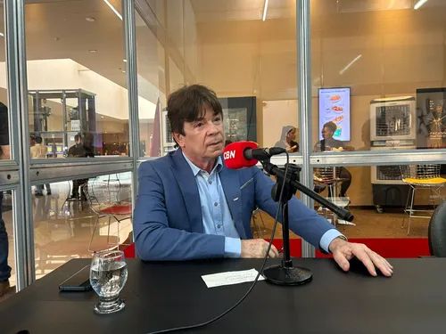 Presidente da Fiep, Cassiano Pereira, durante entrevista à Rádio CBN