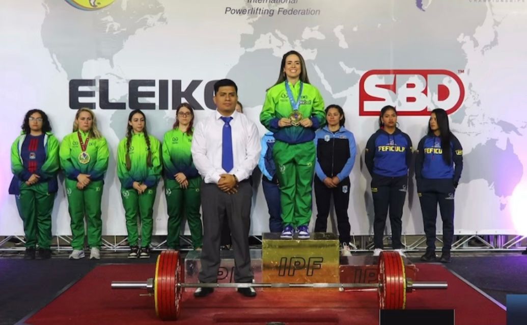 Mayara Rocha comemora o título sul-americano e o recorde no agachamento. (Foto: Divulgação)