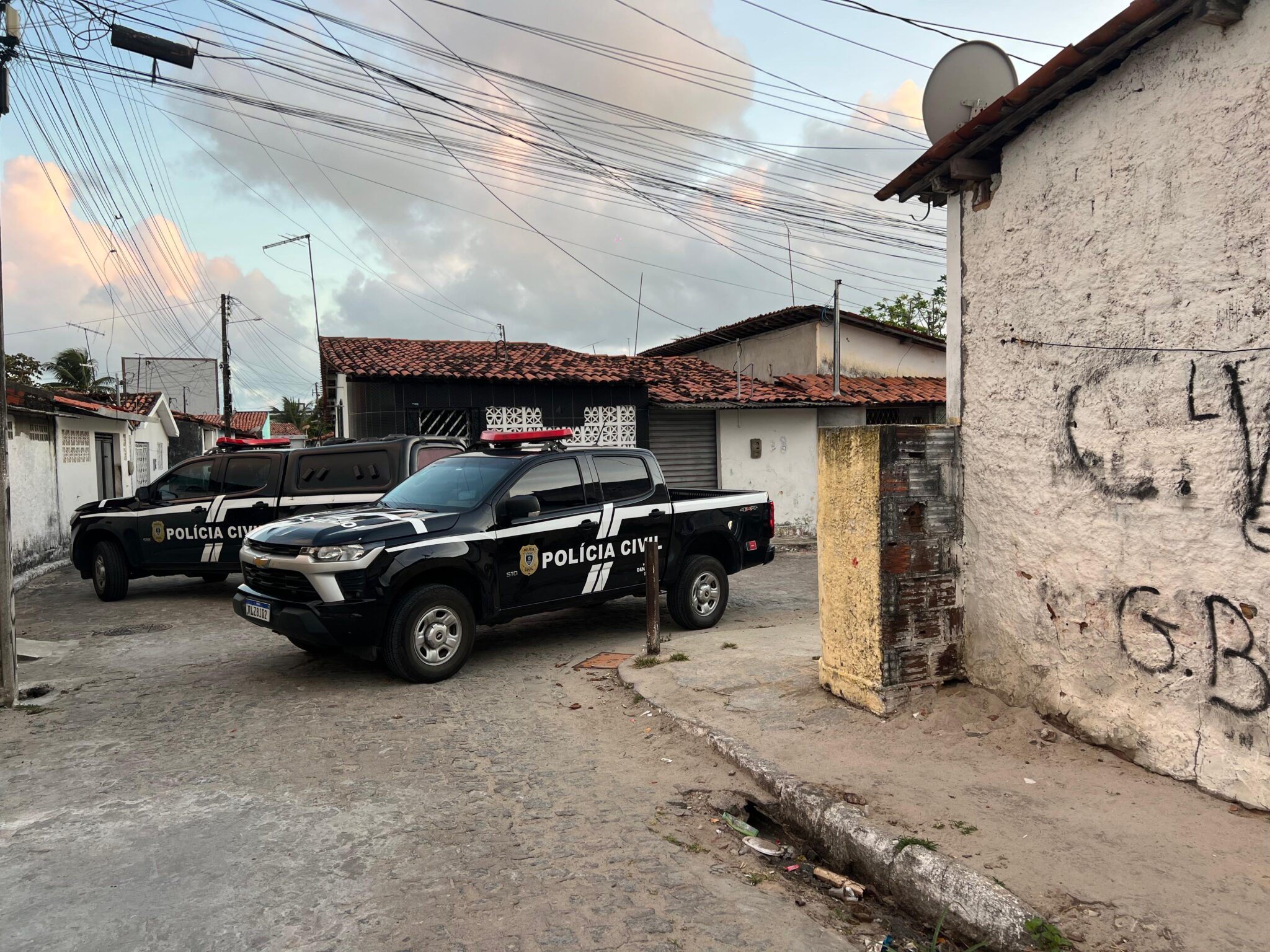 Viaturas da Polícia Civil durante Operação Asfixia em Cabedelo
