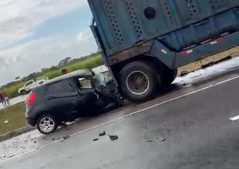 Colisão de carro com caminhão treminhão na BR-230