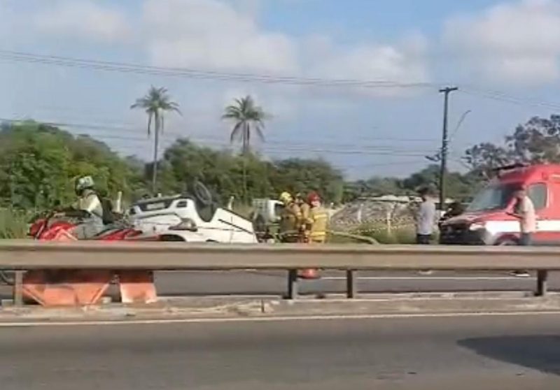 motorista capota carro na BR-101 em João Pessoa