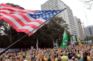 Bandeiras dos Estados Unidos durante ato de campanha na Praia de Copacabana