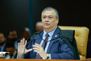 Ministro Flávio Dino durante participação em evento jurídico debatendo Constituição, democracia e direitos fundamentais.
