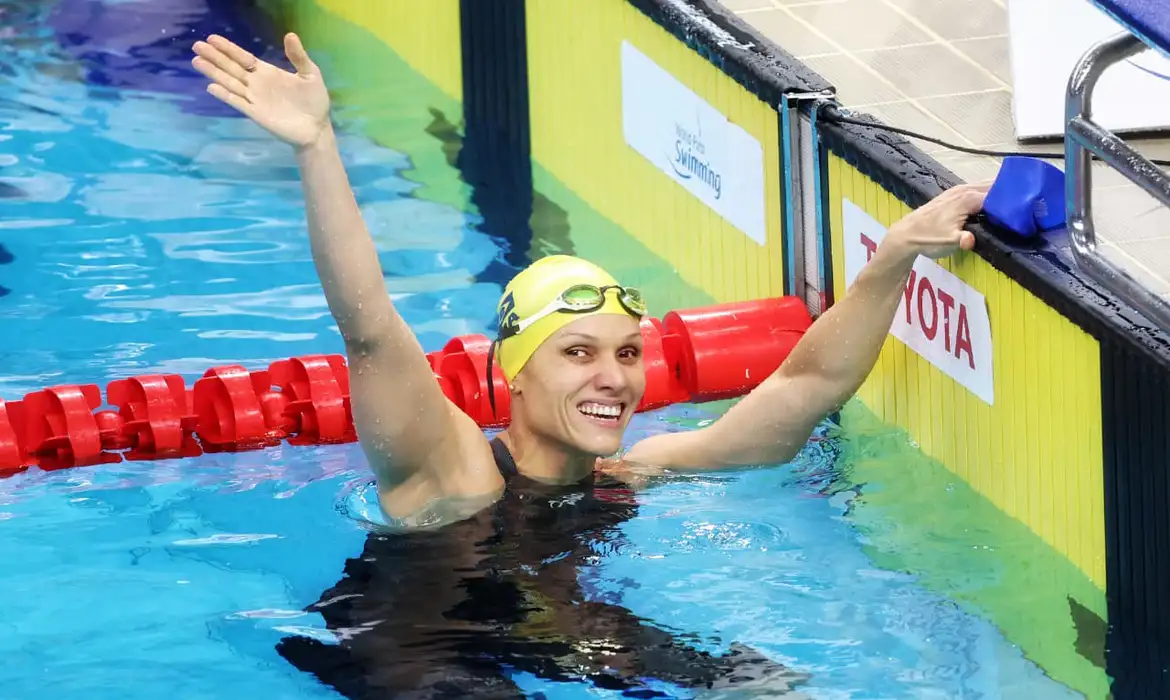 A nadadora paralímpica Carol Santiago celebra a vitória após conquistar o tricampeonato mundial dos 100m costas em Singapura, consolidando seu nome como uma das maiores referências da modalidade no Brasil.(Foto: Wander Roberto/CPB)