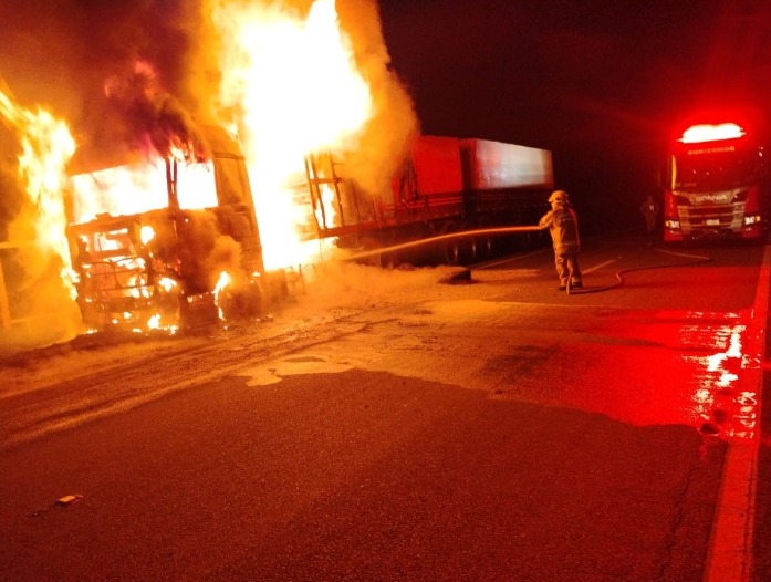 Incêndio em caminhão mobilizou o Corpo de Bombeiros na BR-230, próximo ao distrito de Galante, em Campina Grande.