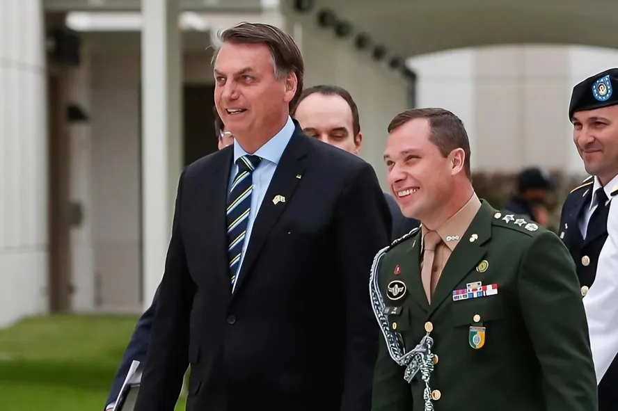 Mauro Cid atuou como ajudante de ordens de Bolsonaro - Foto: Alan dos Santos/PR