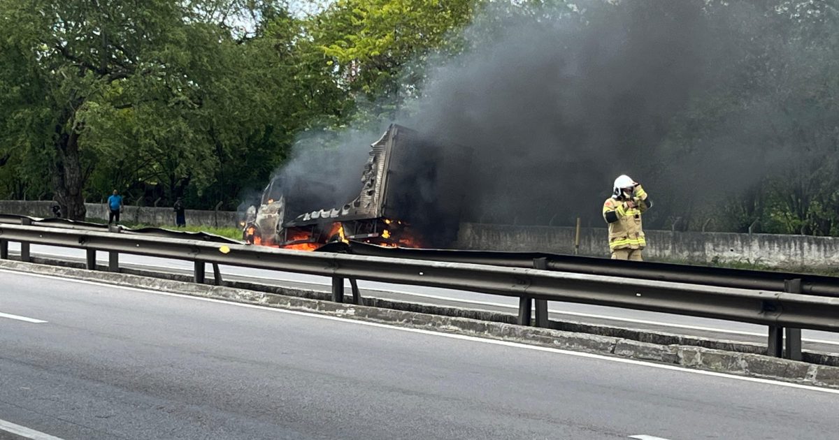 caminhão pega fogo na BR-101, em João Pessoa