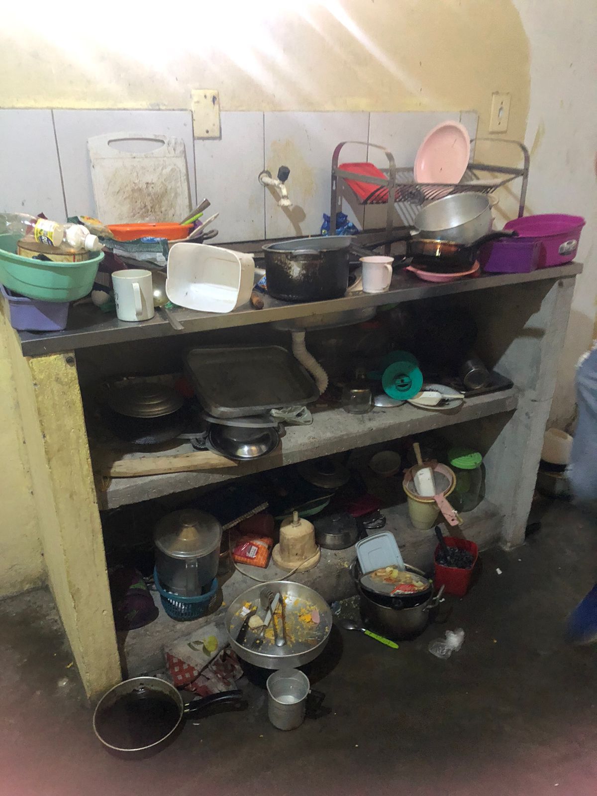Casa em condições insalubres onde criança foi abandonada