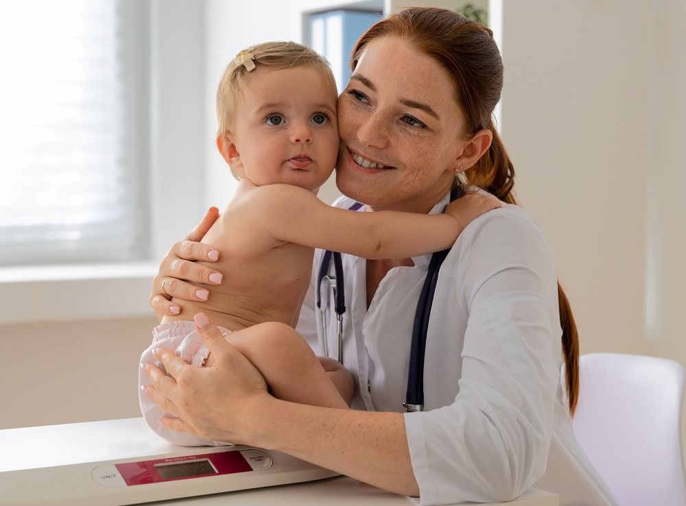 Médica pediátrica com bebê