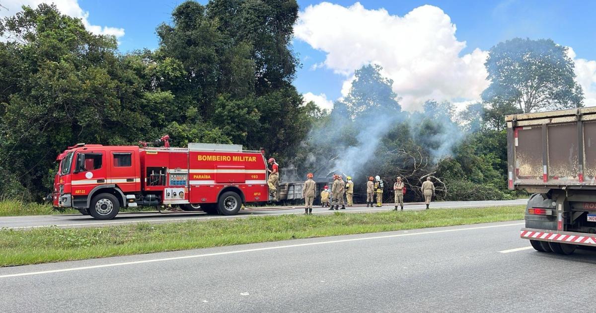 Caminhão pega fogo na BR-230