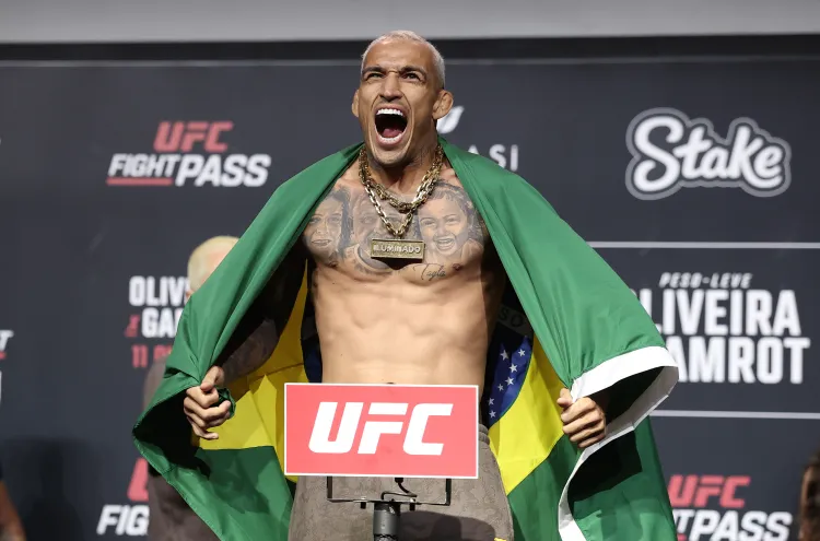 Charles Oliveira do Brasil posa na balança durante a pesagem cerimonial do UFC Fight Night na Farmasi Arena em 10 de outubro de 2025 no Rio de Janeiro, Brasil. (Foto de Ed Mulholland / Zuffa LLC)