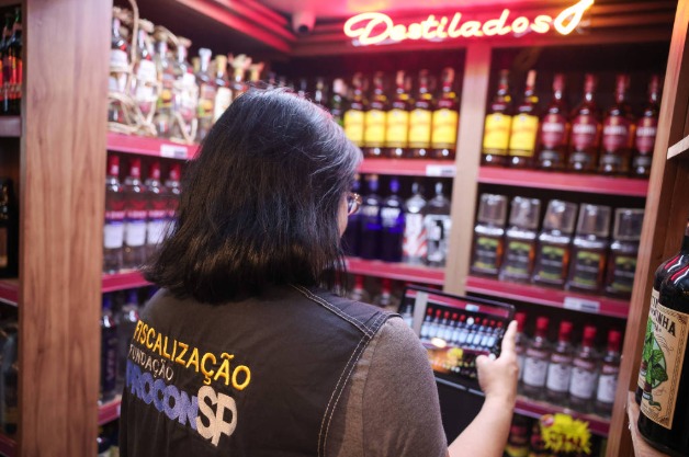 Ação de fiscalização em estabelecimentos comerciais para investigar a venda de bebidas adulteradas com metanol