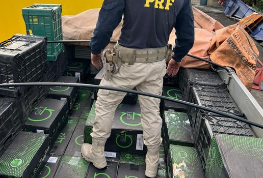 Apreensão de cigarros contrabandeados na BR-230 pela PRF, em Sobrado.