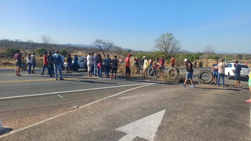 Protesto na BR-230, em Cajazeiras