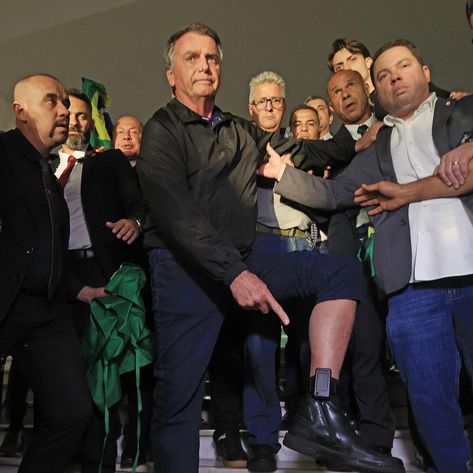 Jair Bolsonaro exibindo tornozeleira eletrônica