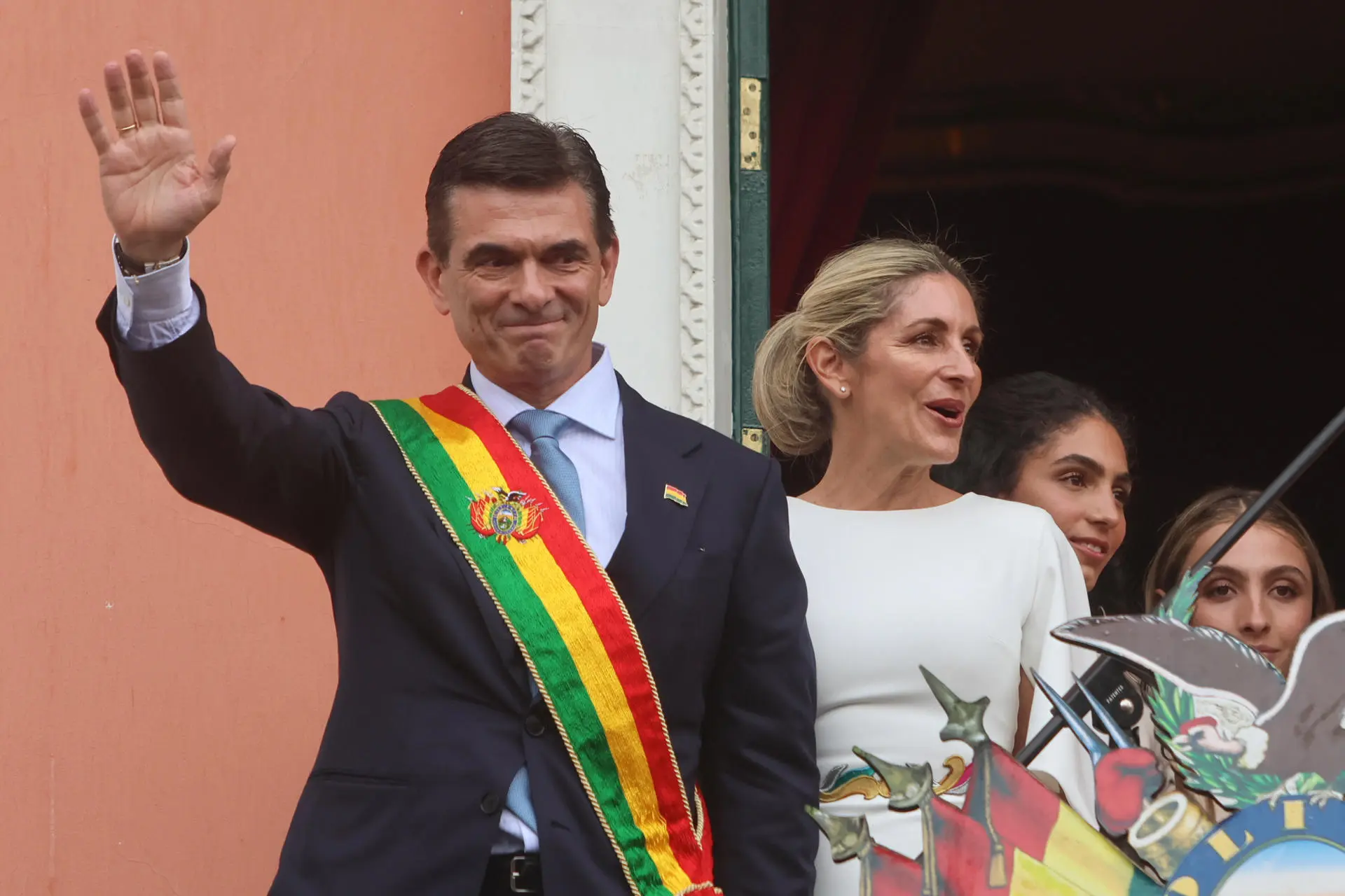 O presidente boliviano Rodrigo Paz Pereira (à esquerda) cumprimenta apoiadores ao lado da primeira-dama María Elena Urquidi neste sábado de uma varanda do antigo Palácio do Governo em La Paz, Bolívia (Foto: EFE/ Juan Carlos Torrejón)
