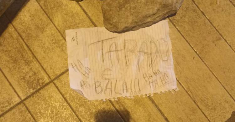 Bilhete ao lado de homem assassinado com a frase: "Tarado é bala"