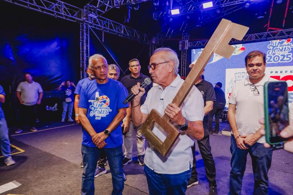 Cícero Lucena celebra fé e união de várias denominações cristãs durante a Marcha para Jesus (Foto: Secom/PMJP)
