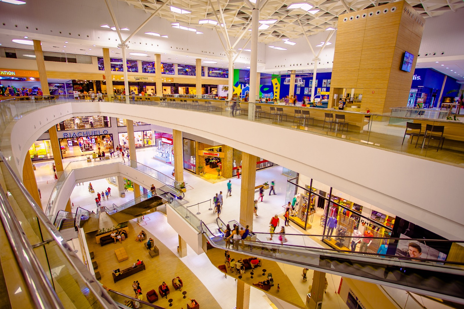 Interior do Mangabeira Shopping
