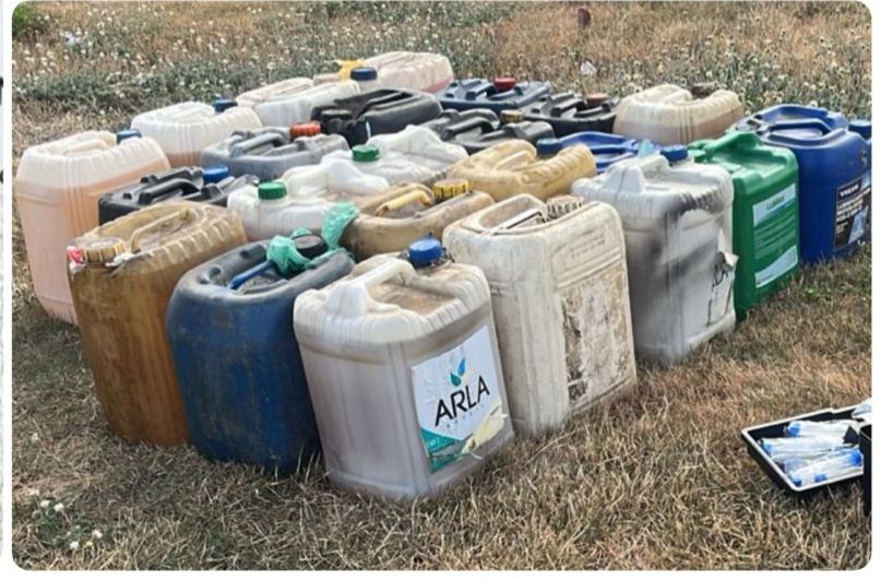 Galões de óleo diesel apreendidos em depósito clandestino, em João Pessoa.