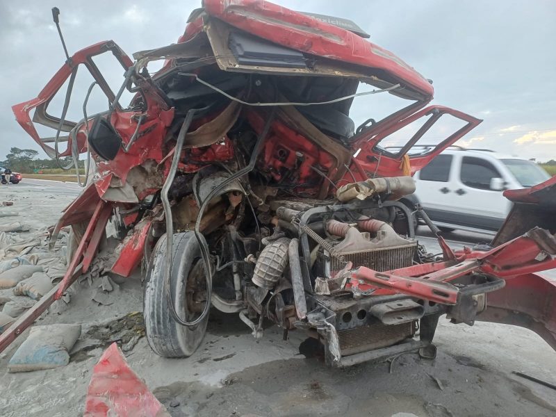 Acidente entre caminhões na BR-230, em Santa Rita