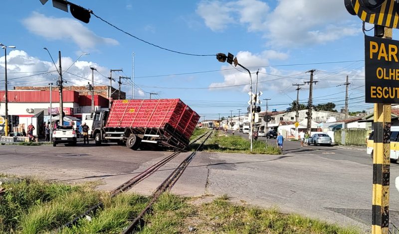 caminhão tomba na Ilha do Bispo
