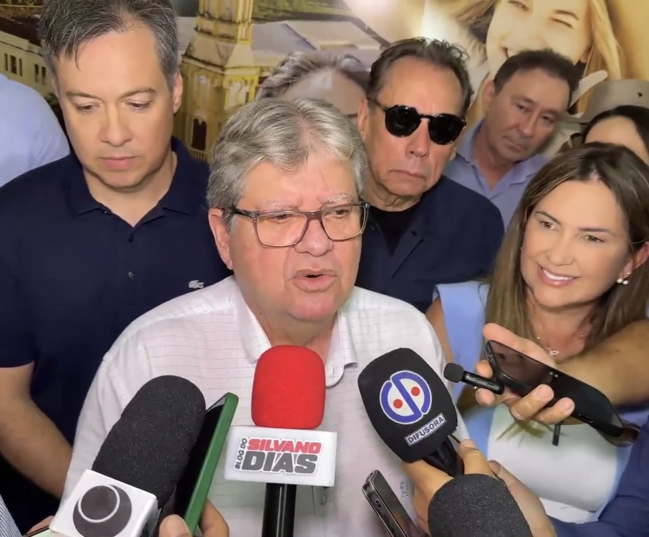 João Azevêdo durante entrevista